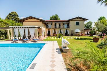 Villa a Forte dei Marmi con piscina e giardino