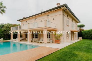 Single villa in excellent condition with swimming pool in Forte dei Marmi