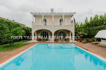 Elegante villa singola con piscina situata nel prestigioso quartiere di Roma Imperiale a circa 800 metri dal mare.