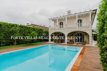Elegant detached villa with swimming pool located in the prestigious district of Roma Imperiale, about 800 meters from the sea.