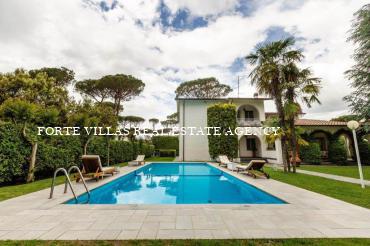 Splendida villa singola con piscina riscaldata e un ampio giardino situata nel prestigioso quartiere di Roma Imperiale a circa 750 metri dal mare.