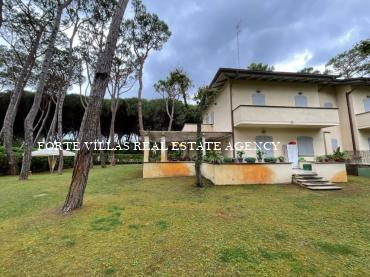 Welcoming single villa with a large garden located in Vittoria Apuana about 300 meters from the sea