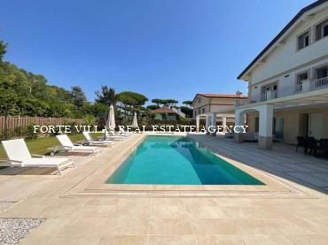 Meravigliosa villa singola con piscina situata in ottima posizione centrale a circa 500 metri dal mare di Forte dei Marmi