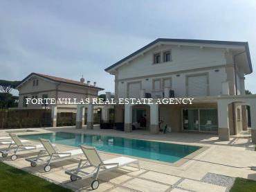 Wonderful single villa with swimming pool located in an excellent central position about 500 meters from the sea of ​​Forte dei Marmi