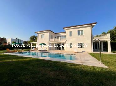 Bellissima villa singola di recente costruzione con piscina e ampio giardino attrezzato, posta in strada privata alle spalle del centro a circa 900 metri dal mare