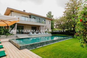 Wonderful single villa with swimming pool equipped with every comfort, immersed in the greenery of the prestigious Roma Imperiale district about 900 meters from the sea