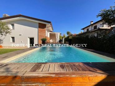 Beautiful single villa with swimming pool, arranged almost on one floor, centrally located about 700 meters from the sea.