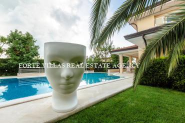 Bellissima villa con piscina e giardino in affitto Forte dei Marmi