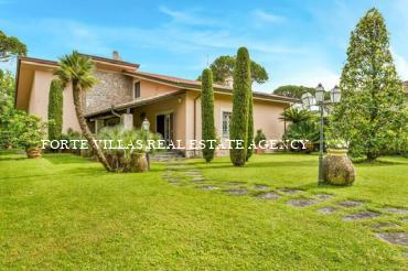 Villa for rent in Forte dei Marmi in Tuscan style